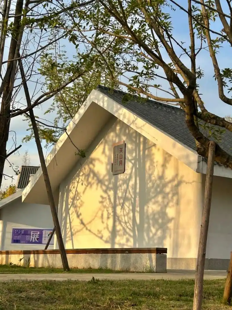 绵阳|尚里美术馆92 本就灰蒙蒙的天 走着走着天竟然放晴了 没想到