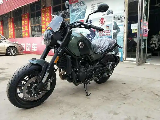 贝纳利复古幼狮bj500