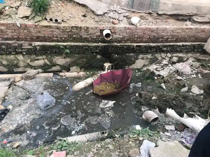 d 碧水源为沿河两岸散户对接的污水管道(部分)遭到人为破坏.