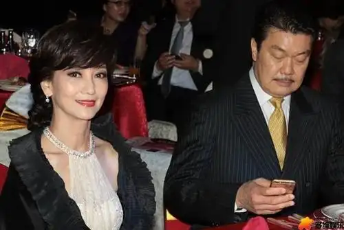 赵雅芝被猛男横抱 曾婚内出轨遭前夫报复形象全毁