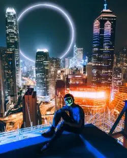 坐在城市大厦楼顶的男人