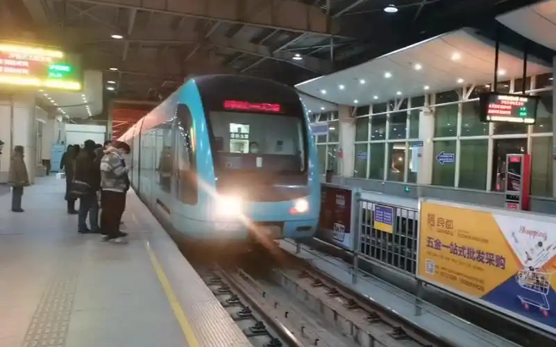 【长春地铁】长春轻轨4号线列车吉林大路站进站