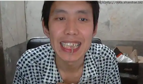 战旗tv主播独臂胜哥直播生吞癞蛤蟆pk张哥吃蝙蝠视频贝爷吓的屁滚尿流