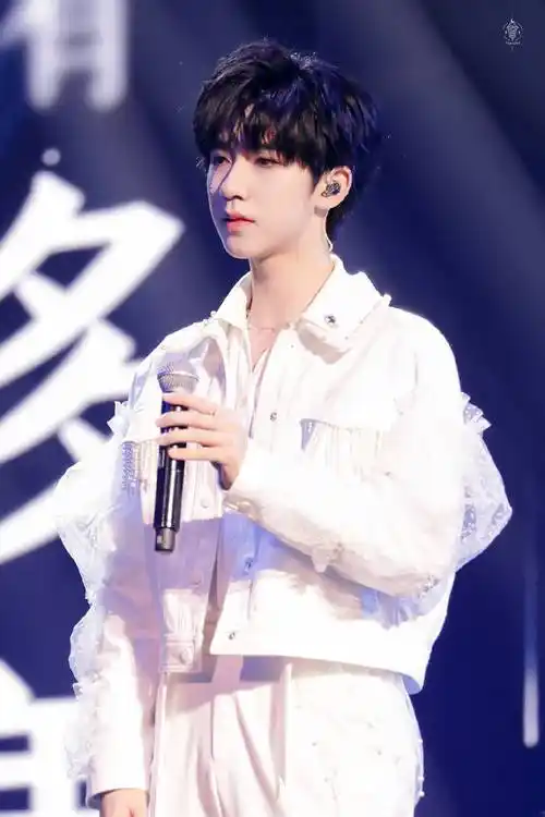 08#贺峻霖 画报颜值#【少年onfire2第一期冷风吹舞台饭拍整理】