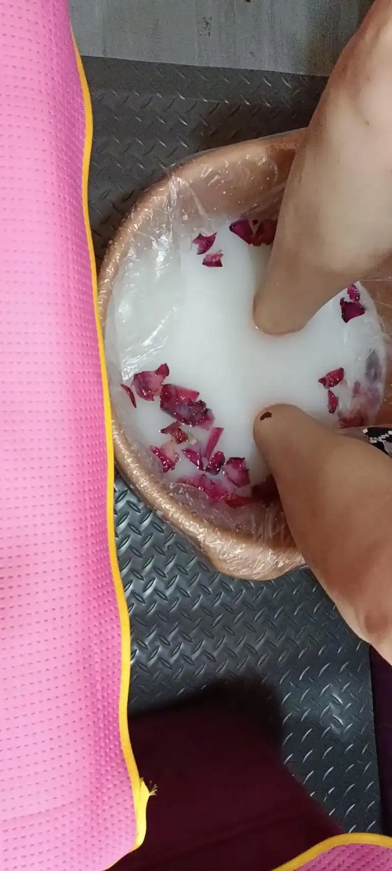 一款年轻时尚的牛奶玫瑰泡脚,让你的脚又香又嫩,很期待你的到来 - 抖