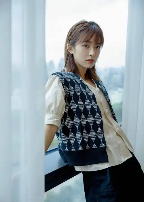 沈月穿菱格马甲复古倩丽 侧颜精致气质清冷