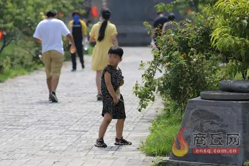 近日,在商丘古城景区,一名小男孩在随地小便.
