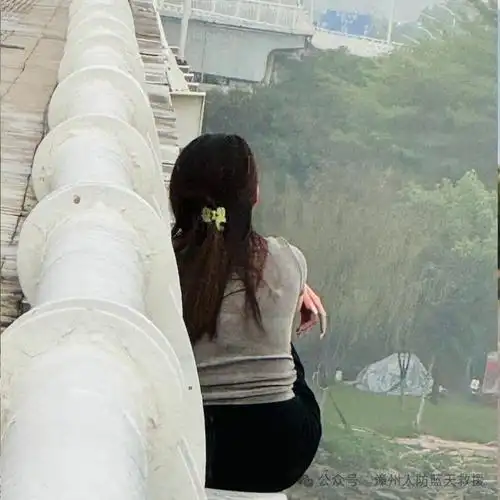 漳州九龙江大桥上一女子要跳江轻生