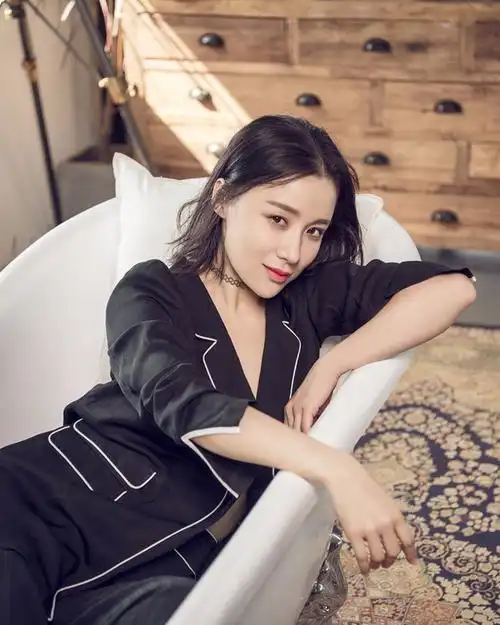 姚芊羽晒健身照,抹胸瑜伽服腰带抢眼,腹部纤细身材吸睛