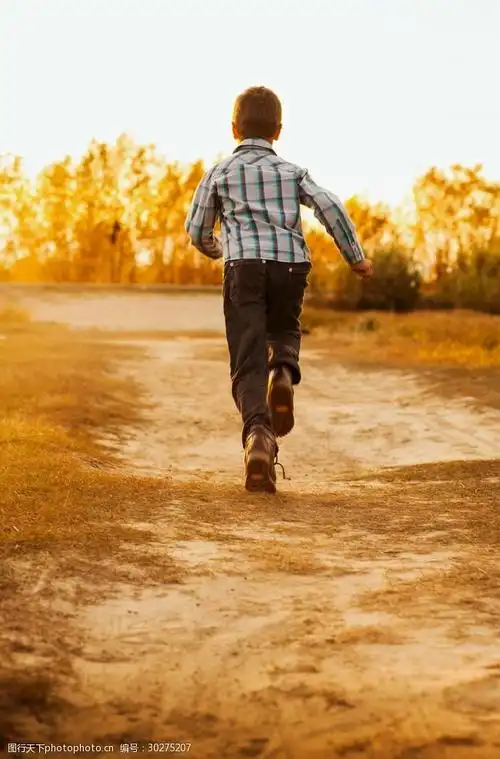 奔跑的儿童背影
