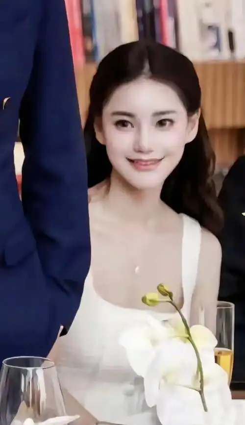 她那元宝嘴就是天生的,没动过啥手脚,这个女的面相应该旺夫