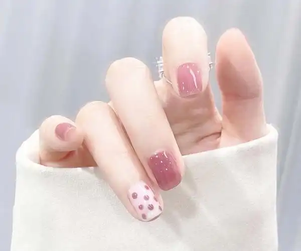 2021最流行的冰透波点指甲款式