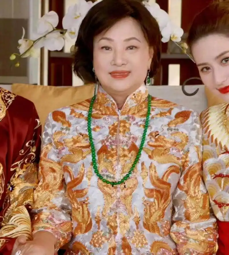 赌王三太陈婉珍脖子戴着一串长长的翡翠珠链,看这浓郁的绿,简直就是