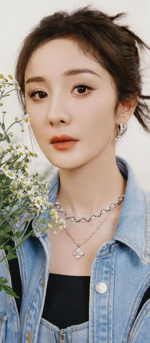 杨幂唯美写真靛蓝牛仔套装甜美中带点性感慵懒间不缺时尚