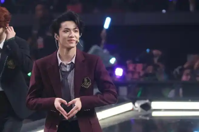 花式比心,刘老师手势舞教学特别认真生图直出#刘耀文胸前纹身贴##刘