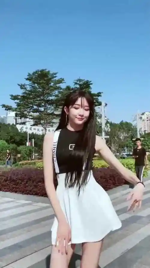 女装大佬艾比大跳热舞完全看不出男性特征网友到底是男是女