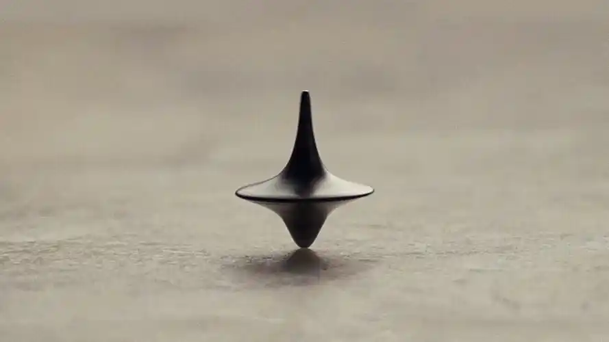 受建筑启发的,不同形态的旋转陀螺