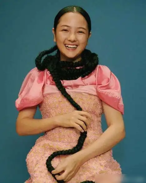 弃治病北漂供弟上学,年入百万拒当"扶弟魔"|黄韵伊|侏儒症|袖珍人