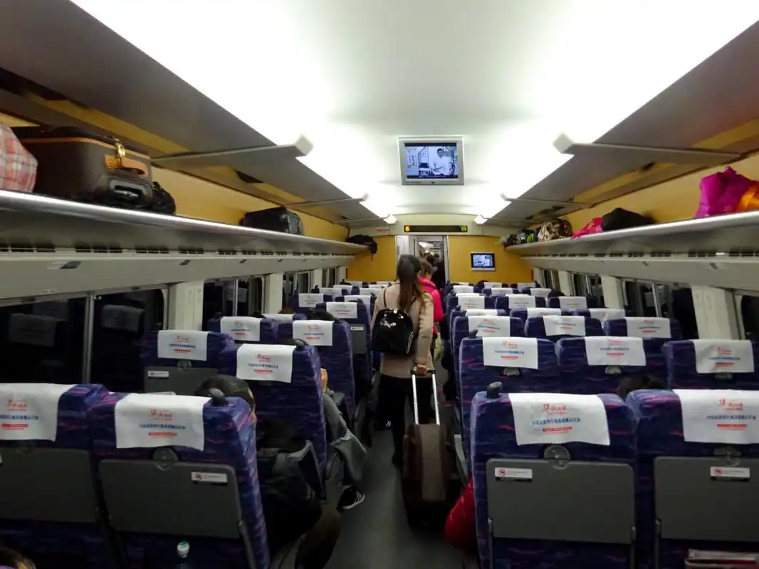 二等座高铁的充电插座在哪?是直流还是交流电充电?