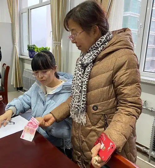 五,党员同志们积极缴纳11月份党费.