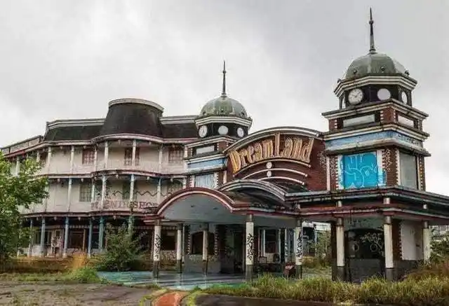 废弃的迪士尼发生了什么曾繁华一幕变成了荒野原因还无人知晓