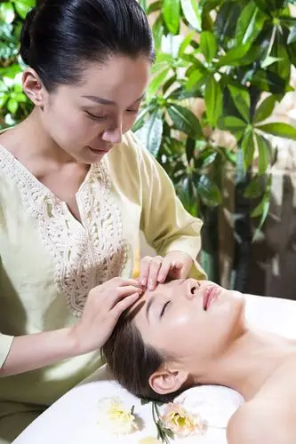 年轻女人做spa美容