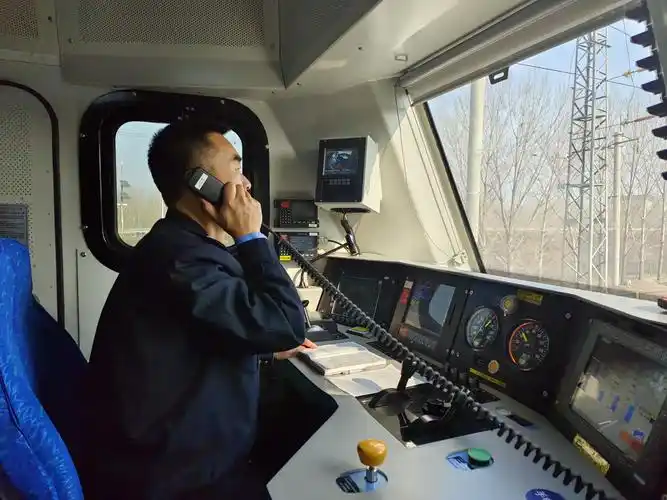 司机呼长宝重载列车开出艺术范