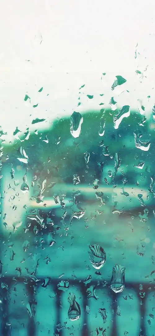 透过玻璃上的水珠外的唯美风景创意