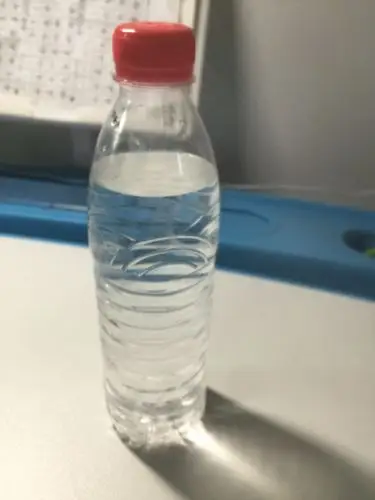 准备一个装满水瓶子