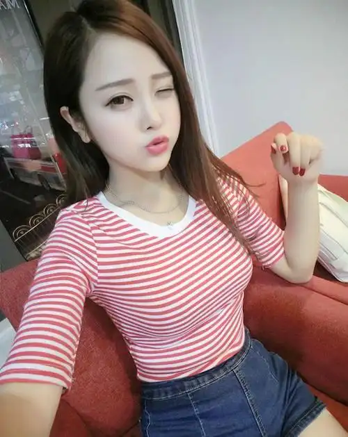 紧身牛仔裤穿不下丰乳肥臀太诱人出门足够的亮眼吸睛