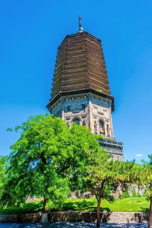 辽阳市位于中国辽宁省,是一个风景秀丽的城市,拥有许多迷人的自然美景