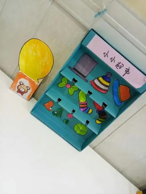 吴欣然,吴欣怡:我们做的是小超市和葫芦!跟妈妈一起做的!