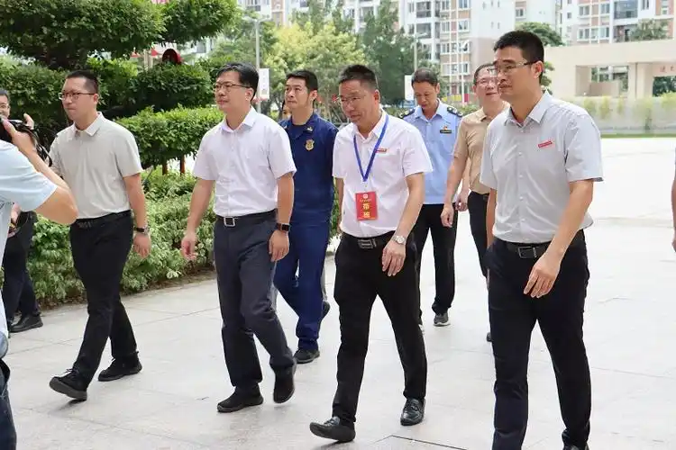 安全检查林坤泉区长一行深入我校开展食品安全检查工作