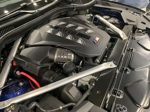 配4.4t v8发动机 新款宝马x5 m60i实车亮相 外形黑化