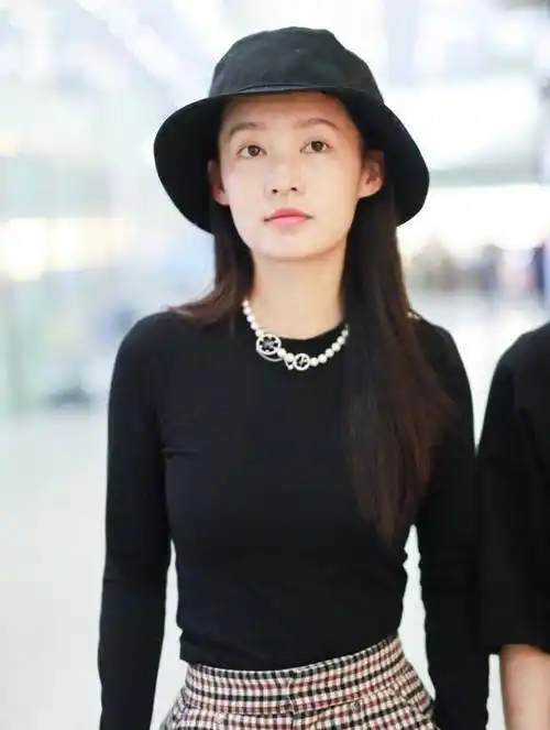 反正小编个人觉得李沁无论是颜值还是气质,都非常适合陆雪琪的定位.