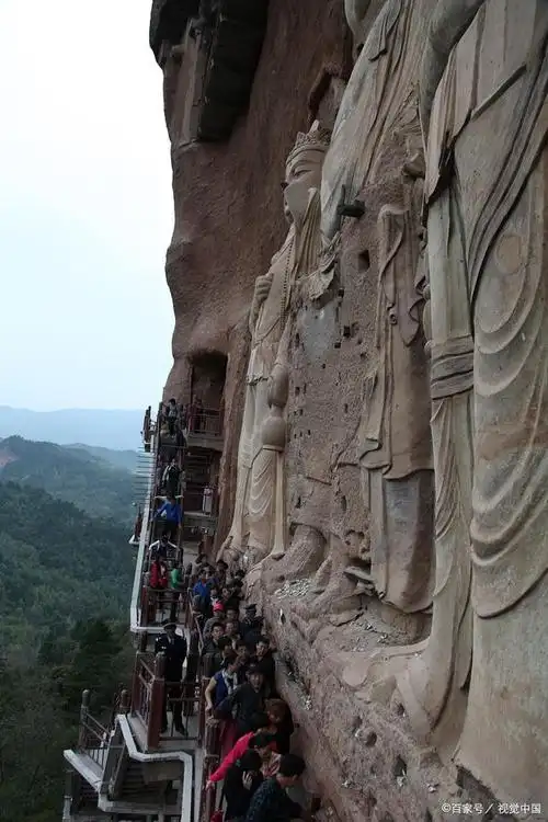 麦积山石窟,位于甘肃省天水市秦安县,是中国四大石窟之一,被誉为"东方