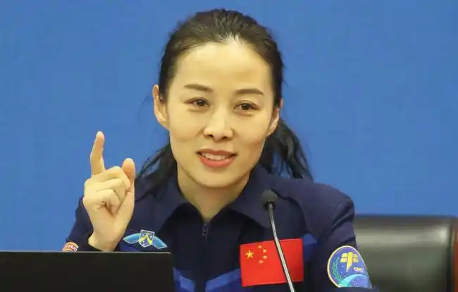 女航天员王亚平首次出舱成功后与翟志刚将军享受同等待遇吗