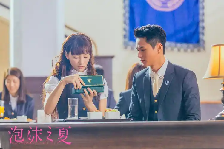 p>黄灿灿,1995年2月28日出生于湖北省赤壁市,中国内地女演员,毕业于