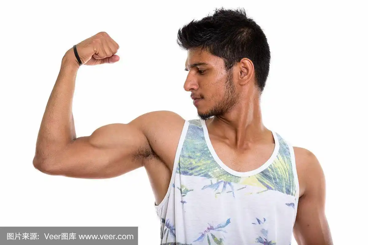 侧面的年轻英俊的印度男子弯曲他的手臂