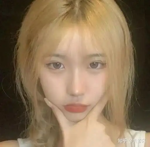 请问有黄头发的女生头像吗