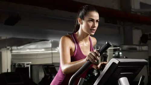 健身女孩,紫色的衣服,汗水 壁纸 - 1600x900