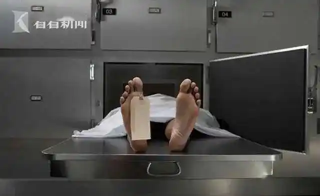 综合医院,周四(14日)凌晨,值班保安从闭路电视上看见停尸房内惊现人影