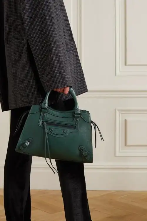 这一小号版本以纹理皮革于意大利制成,可以轻松掩盖