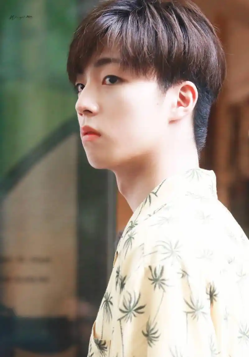 我认为陈立农每张侧颜杀都是满分 你们觉得能打多少分?