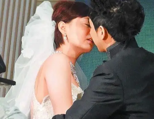 陈德容与小开完婚暂不隐退 穿婚纱吻夫婿
