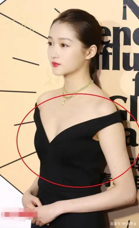 关晓彤又穿v领裙,无意间暴露了隐藏缺陷,再也不羡慕她身材好