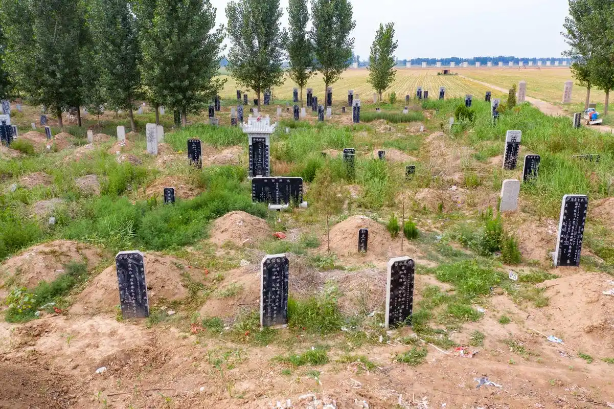 原创平原农村丧葬习俗,划公共墓地立碑气派,有远见的村庄却不这样做