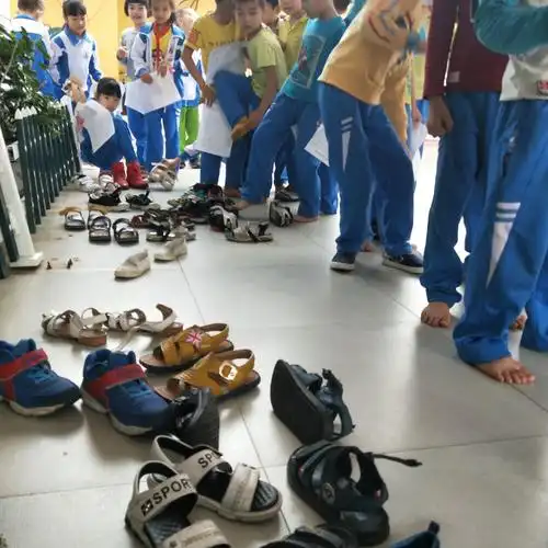 孩子们自觉地脱鞋排队,安静的等待.