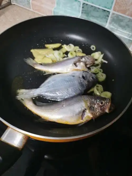 发明新菜苹果鱼