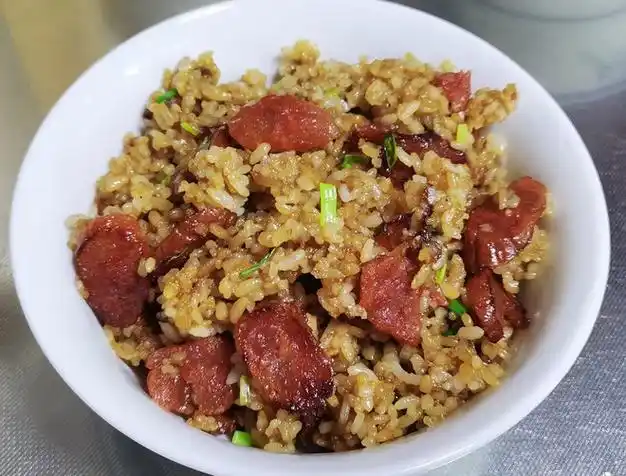 不加一滴油的～香肠炒饭的做法
